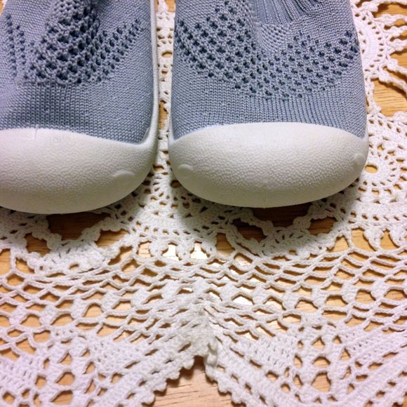 Baby shoes, grey and white slip on, 5" long - Picture 5 of 6